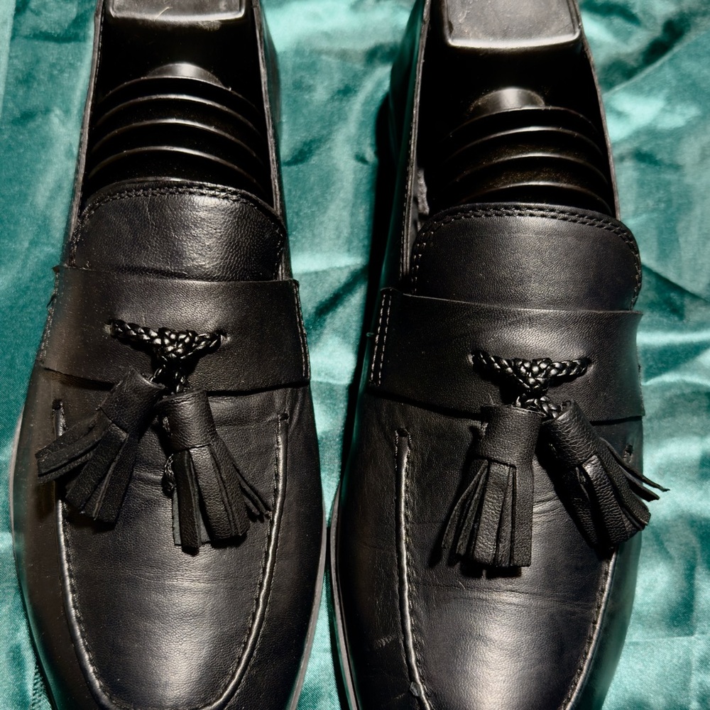 Elegant Black Leather Loafers with Tassels